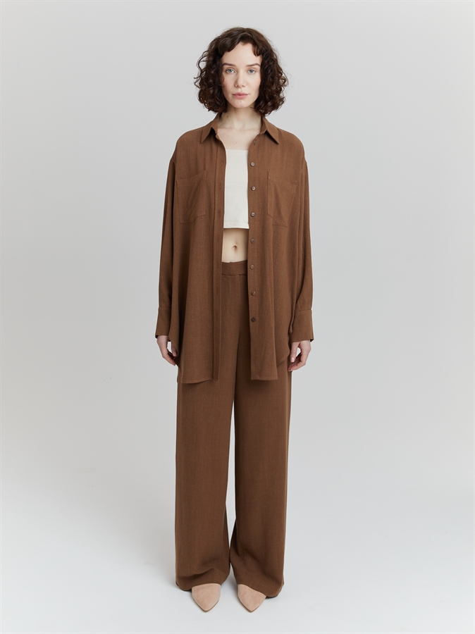 Свободная удлиненная рубашка женская коричневая COSHENE- вид спереди