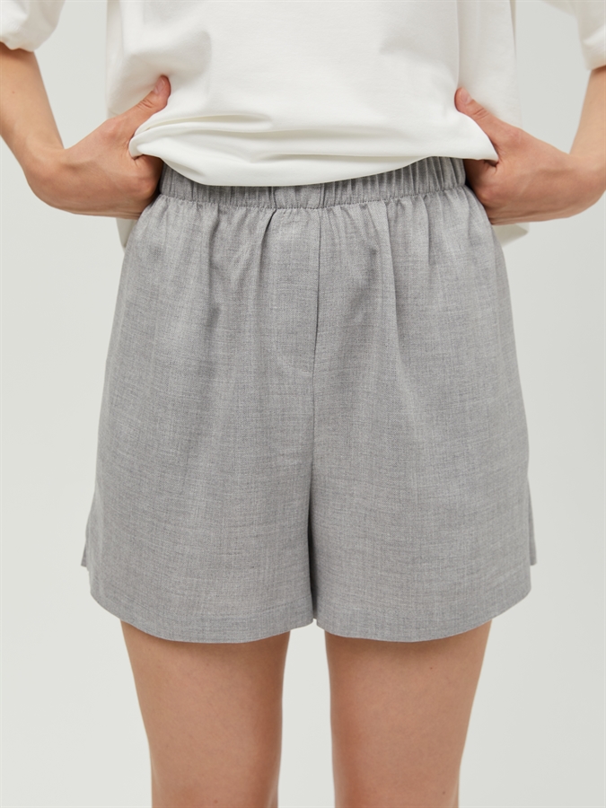 Женские шорты для повседневной носки от COSHENE, цвет серый, крупный план, вид спереди