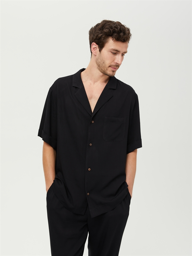 Черная мужская рубашка с коротким рукавом COSHENE - вид спереди, с брюками