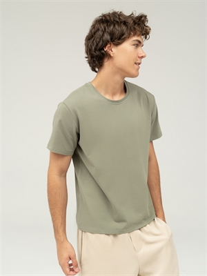 Базовая мужская футболка с велюровым эффектом COSHENE, цементного цвета, вид спереди с шортами