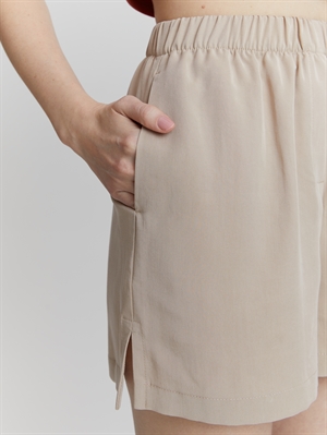 Бежевые женские шорты на резинке от COSHENE, крупный план кармана