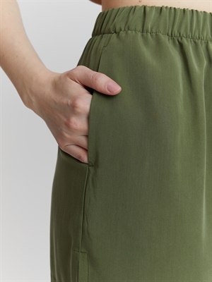 Зеленые женские шорты на резинке от COSHENE, крупный план кармана, сочетаются с топом со спущенными плечами