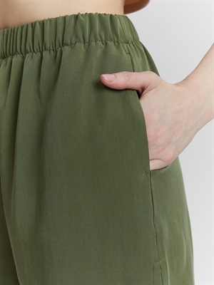 Зеленые женские шорты на резинке от COSHENE, крупный план кармана