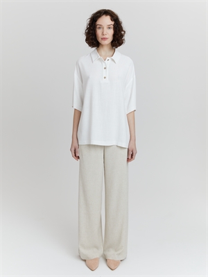 Женская белая футболка поло из льна COSHENE - вид спереди