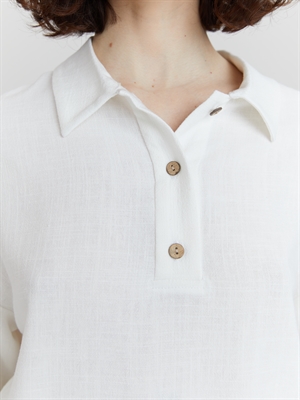Белая льняная футболка поло COSHENE - воротник и пуговицы