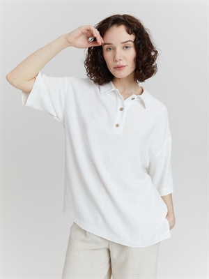 Белая льняная футболка поло COSHENE - крупный план