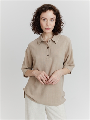 Женская бежевая футболка поло из льна COSHENE - вид спереди