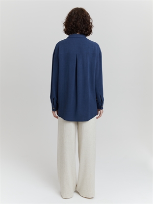 Свободная льняная рубашка женская синяя с карманами - вид сзади
