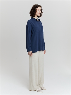 Льняная рубашка с карманами женская синяя - вид сбоку на модели