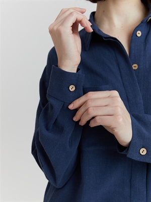 Свободная льняная рубашка женская синяя с карманами - рукава и манжеты