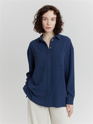 Свободная льняная рубашка женская синяя с карманами - крупный план