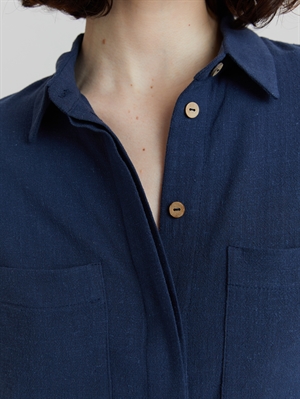 Свободная льняная рубашка женская синяя - крупный план пуговиц на груди