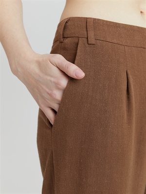 Коричневые брюки из льна с низкой посадкой, комфорт и стиль для любого случая