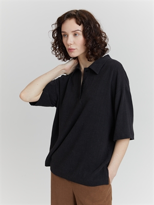 Женская черная футболка поло из льна COSHENE - вид сбоку, короткий рукав