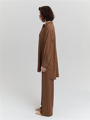 Удлиненная рубашка женская коричневая с карманами COSHENE- вид сбоку