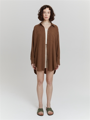 Удлиненная рубашка женская коричневая COSHENE - на модели