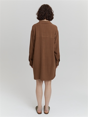 Свободная рубашка с карманами женская коричневая COSHENE - вид сзади