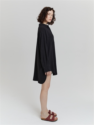 Свободная рубашка женская черная с карманами - вид сбоку