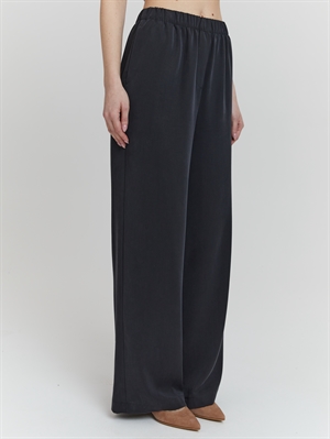 Черные брюки палаццо COSHENE, женские, вид спереди, с топом