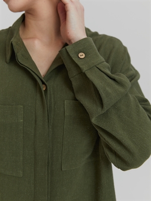 Льняная рубашка с карманами женская зеленая - крупный план пуговиц на груди