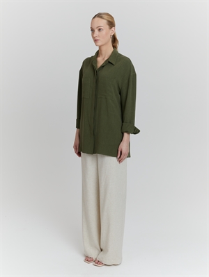 Льняная рубашка с карманами женская зеленая - на модели сбоку