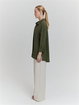 Льняная рубашка с карманами женская зеленая - вид сбоку