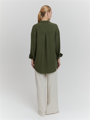 Свободная льняная рубашка женская с карманами зеленая - вид сзади