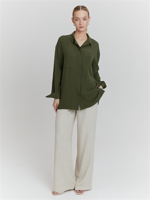 Свободная льняная рубашка с карманами женская зеленая - вид спереди