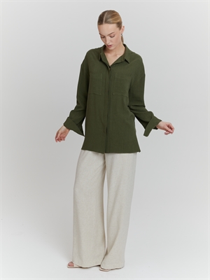 зеленая льняная женская рубашка на пуговицах и с карманами