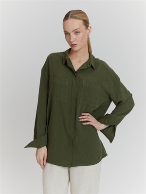 Свободная льняная рубашка женская зеленая с карманами - крупный план