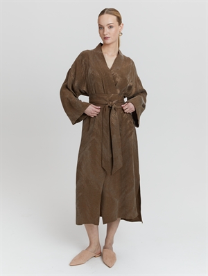 Женский шоколадный халат COSHENE на модели