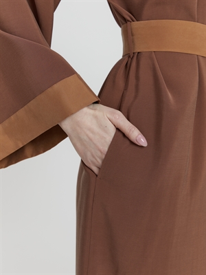Женщина в халате шоколадного цвета, COSHENE