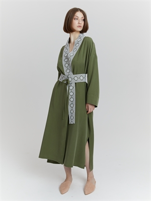 Женщина в зеленом халате COSHENE уют и стиль
