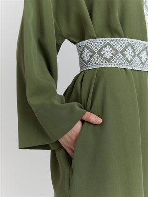 Детали зеленого халата COSHENE пояс и карман