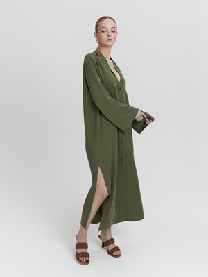 Зеленое платье прямого кроя из лиоцелла, вид спереди, с разрезом