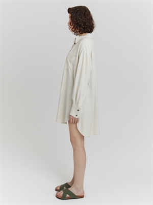 Удлиненная рубашка женская с карманами - вид сбоку, молочный цвет