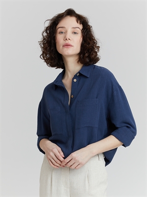 Свободная льняная рубашка с карманами женская синяя - вид спереди