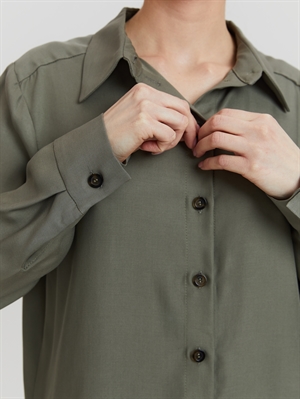 Базовая рубашка женская из лиоцелла цвета хаки, пуговицы - крупный план