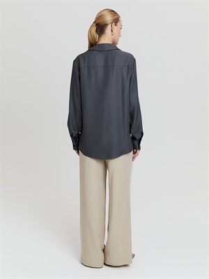 Базовая рубашка женская из лиоцелла цвета серого - вид сзади
