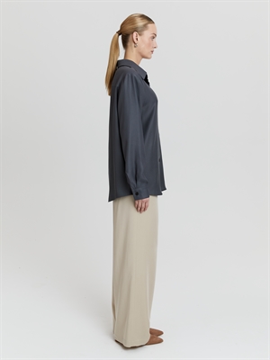 Базовая рубашка женская из лиоцелла цвета серого - вид сбоку на модели
