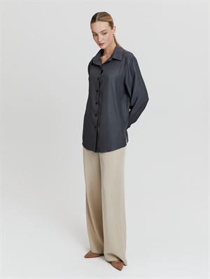 Базовая рубашка женская из лиоцелла цвета серого - на модели