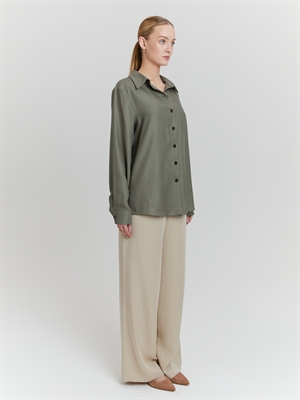 Базовая рубашка женская из лиоцелла цвета хаки - вид сбоку на модели