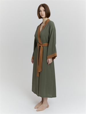 Модель в серо-зеленом халате, комфорт и стиль, COSHENE