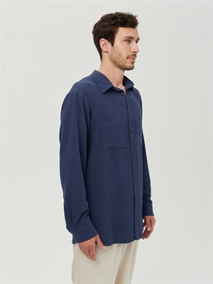 Мужская рубашка синего цвета из льна COSHENE - вид сбоку