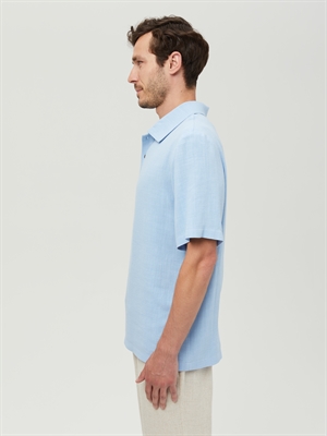 Мужская футболка поло COSHENE, голубая, боковой вид, с акцентом на посадку