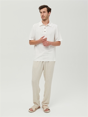 Белая льняная футболка поло COSHENE, боковой вид, стильная мужская одежда