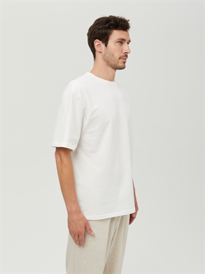 Мужская базовая футболка COSHENE, белая, вид сбоку, стильная и удобная одежда