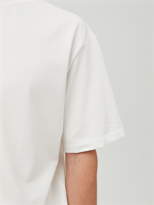 Белая футболка COSHENE, базовая модель, крупный план ткани и швов