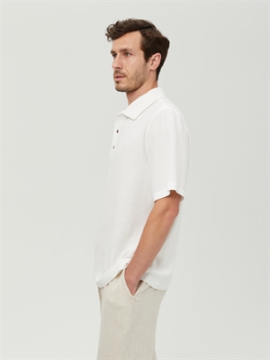 Мужская футболка поло COSHENE, белая, боковой вид, модель в расслабленном стиле
