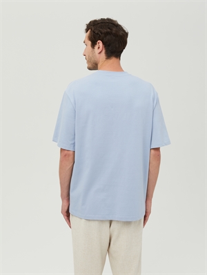 Голубая футболка базовая COSHENE, вид сзади, легкая и удобная одежда